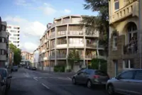 Arthron residential building in Cologne with timber-framed openings and curved concrete structure