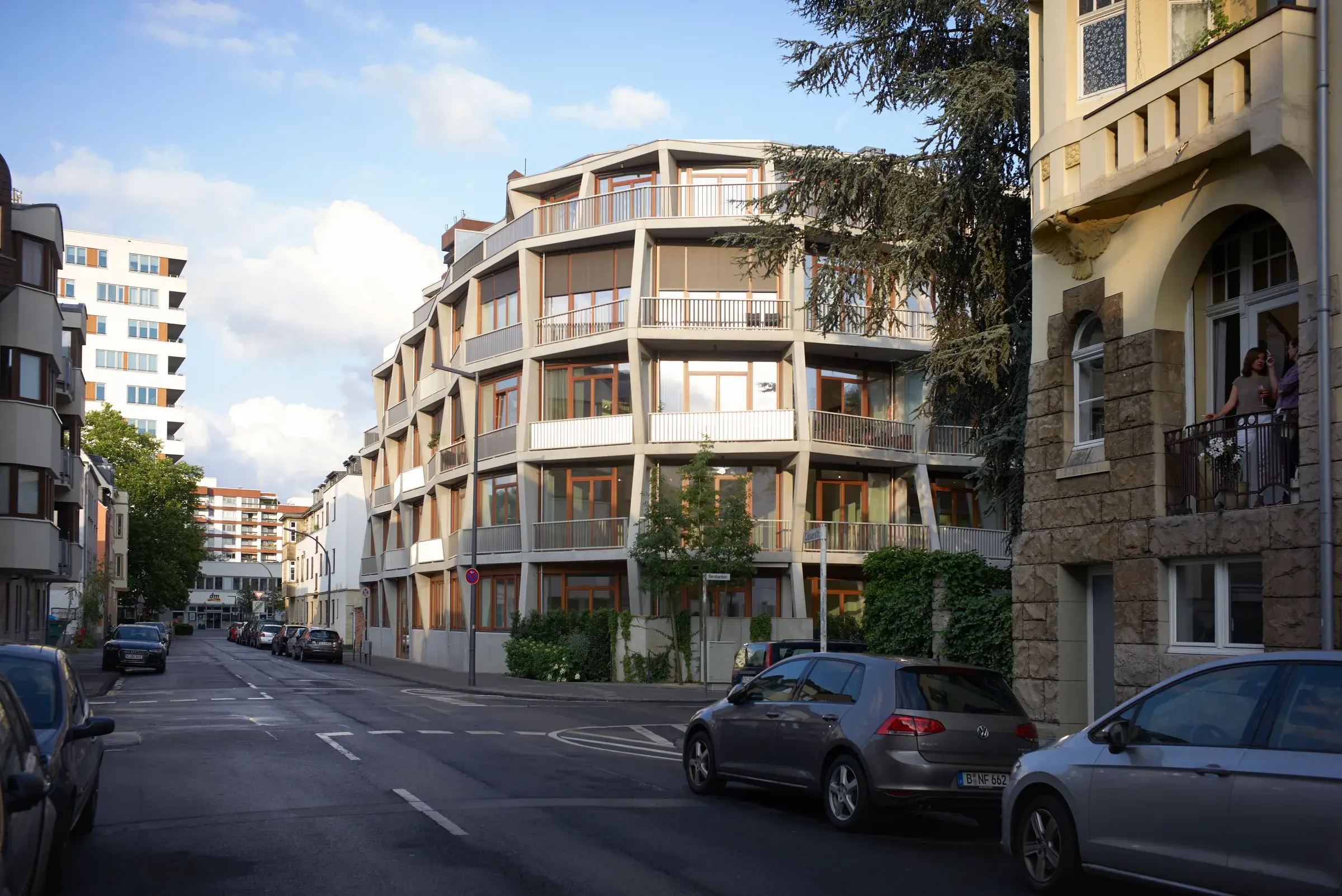 Arthron residential building in Cologne with timber-framed openings and curved concrete structure