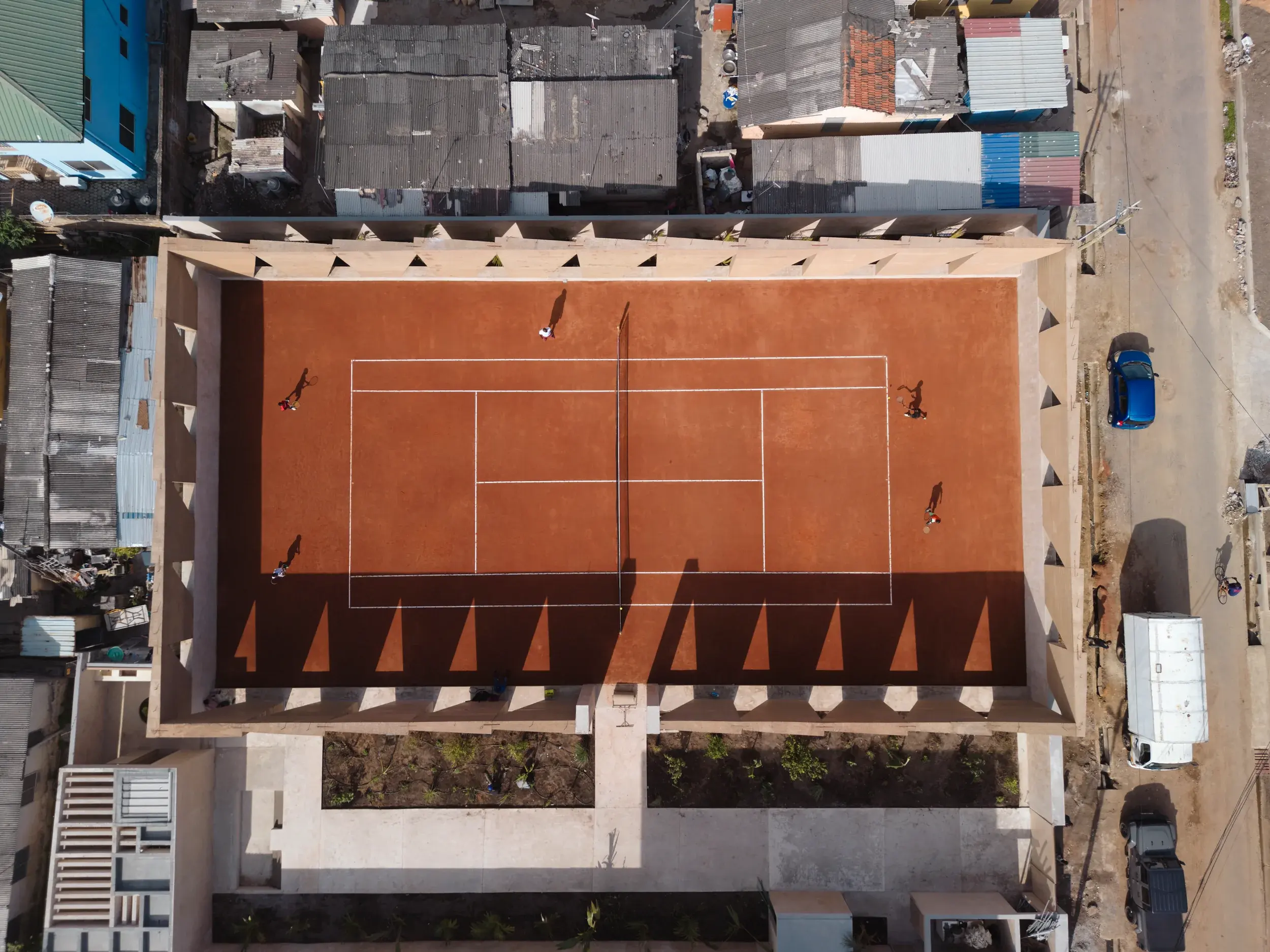 Backyard Community Club by DeRoche Projects in Accra, Ghana, with tennis court and community spaces, Photography Julien Lanoo