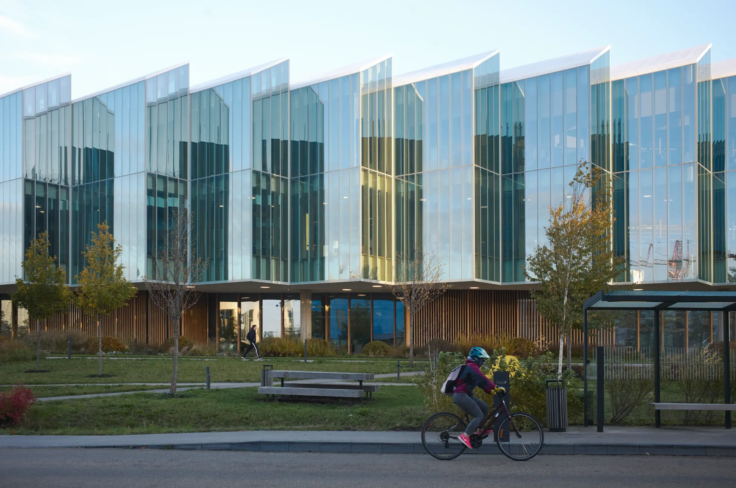 DISC in Cambridge, United Kingdom, by Herzog & de Meuron, with a precise façade and daylight-filled interior, Photography Julien Lanoo