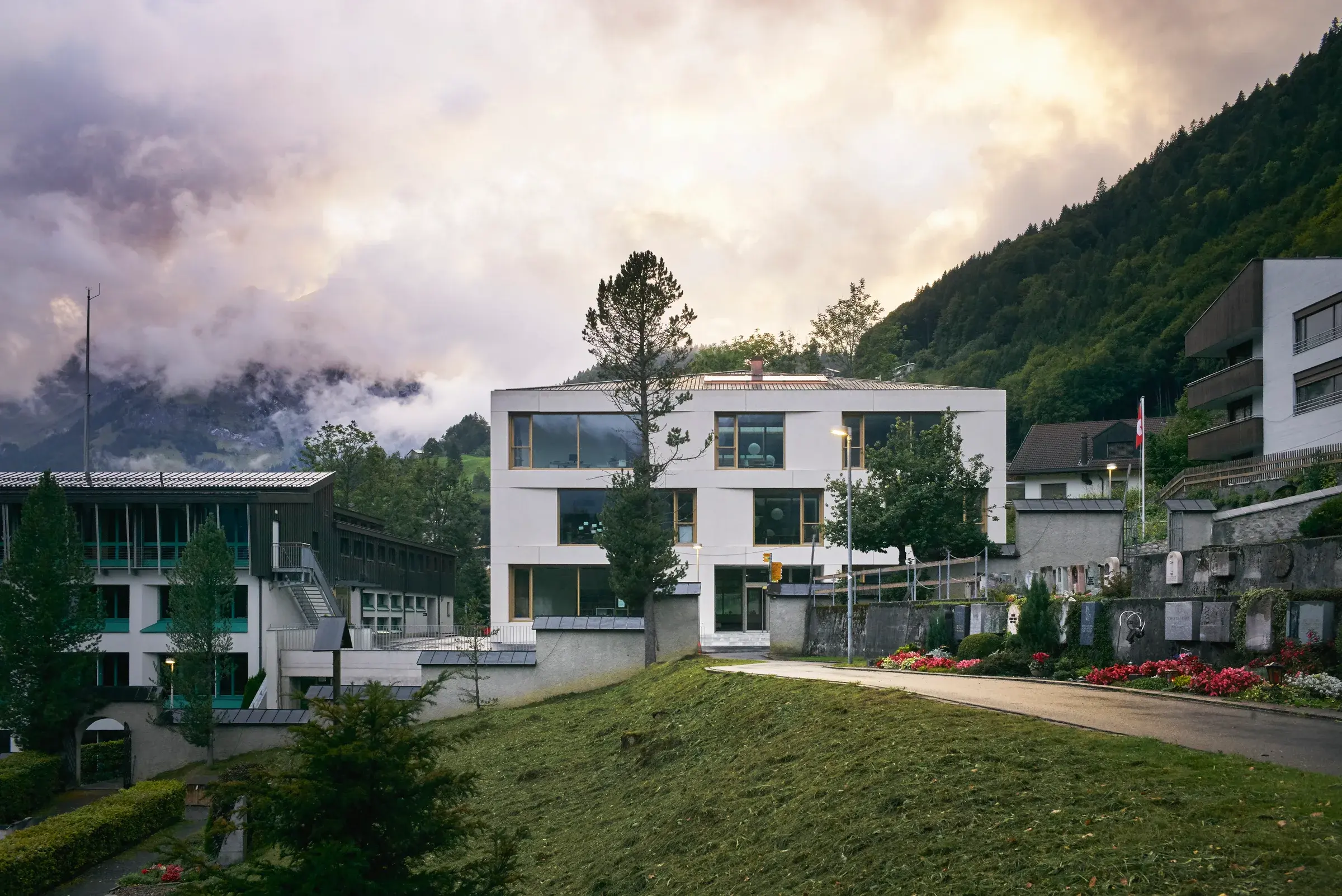 Engelberg School in Engelberg, Switzerland, by Rahbaran Hürzeler Architekten & BGM Architekten, with Alpine surroundings and Photography Julien Lanoo.