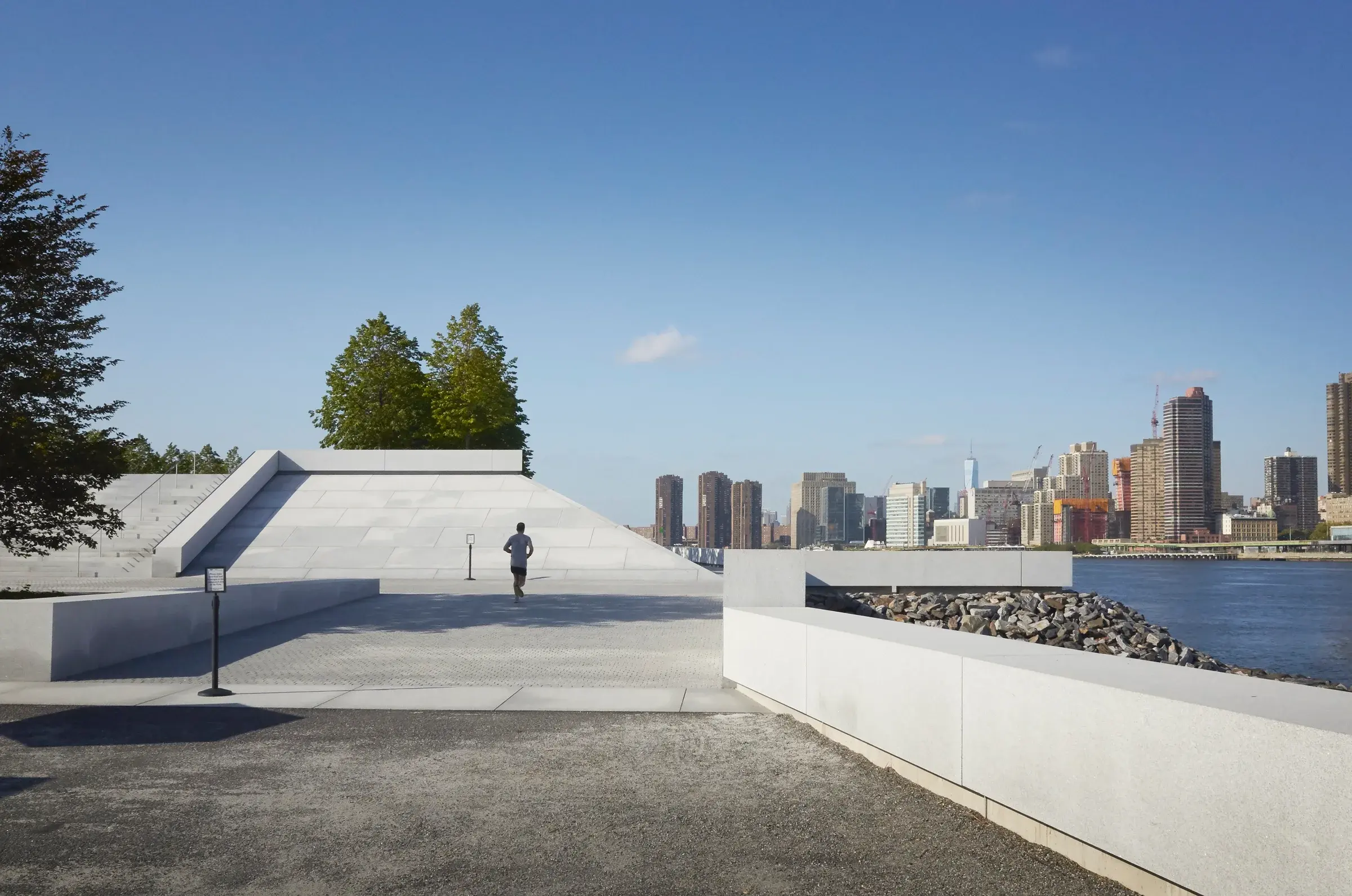 Franklin D. Roosevelt Four Freedoms Park in New York, axial view toward the memorial enclosure, Photography Julien Lanoo
