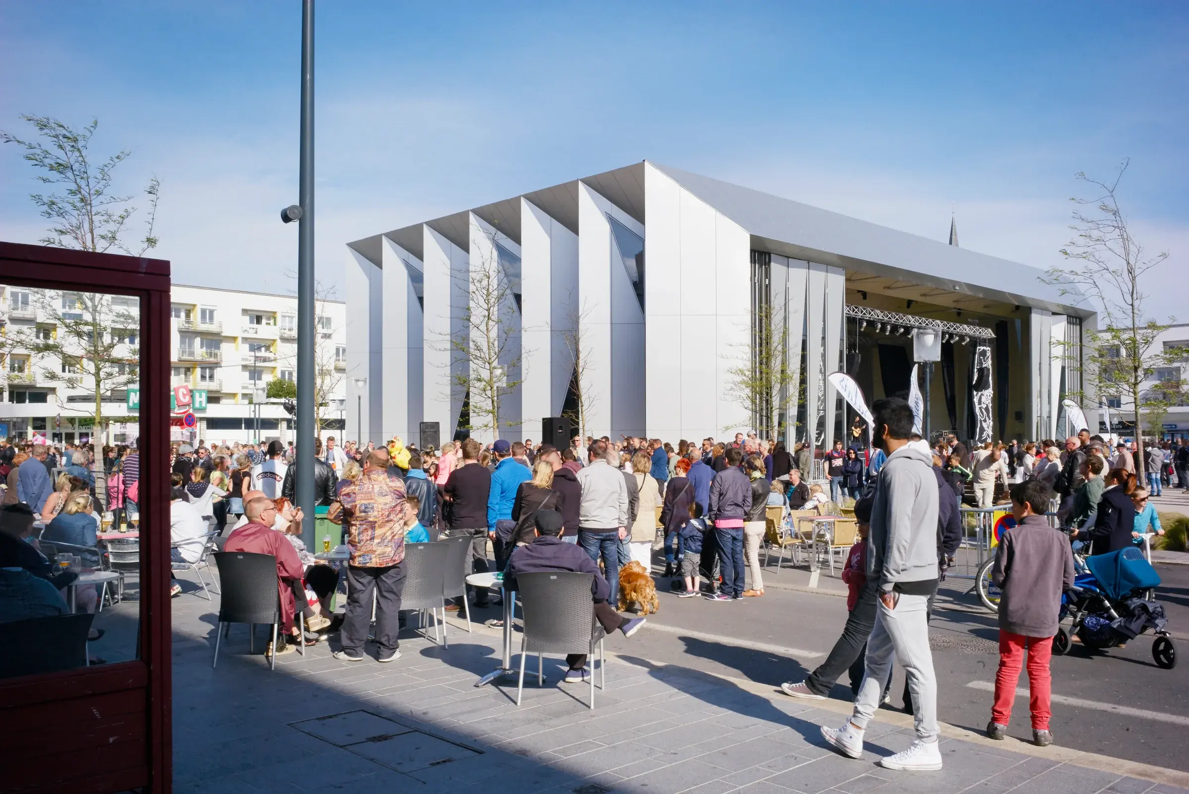 Halle Modulable de Calais by TANK Architectes in Calais, France, with a broad glazed frontage and the square beyond, Photography Julien Lanoo