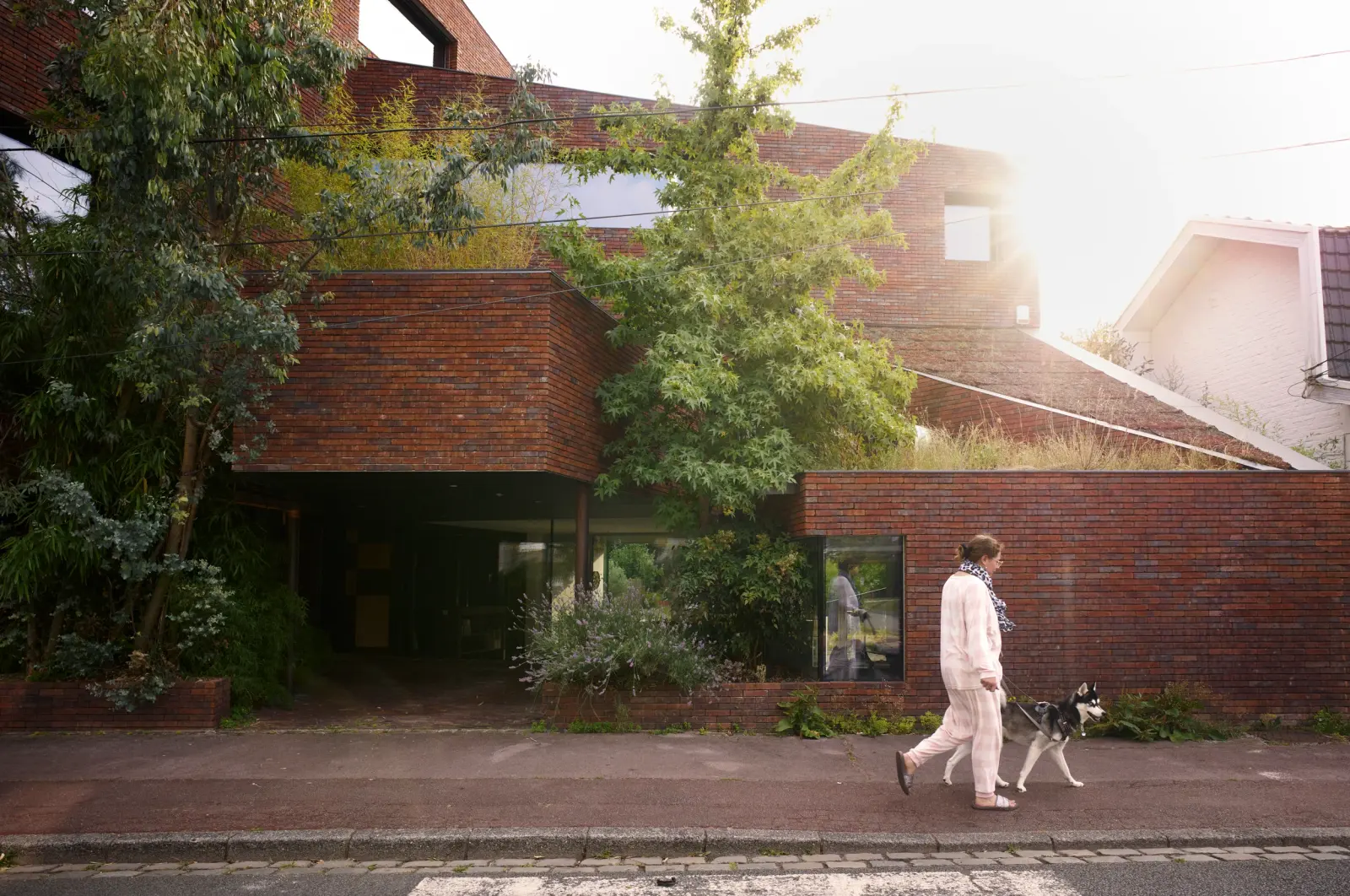 House V_17 in Marcq-en-Barœul showing a brick facade with strong geometry and garden-facing openings, Photography Julien Lanoo