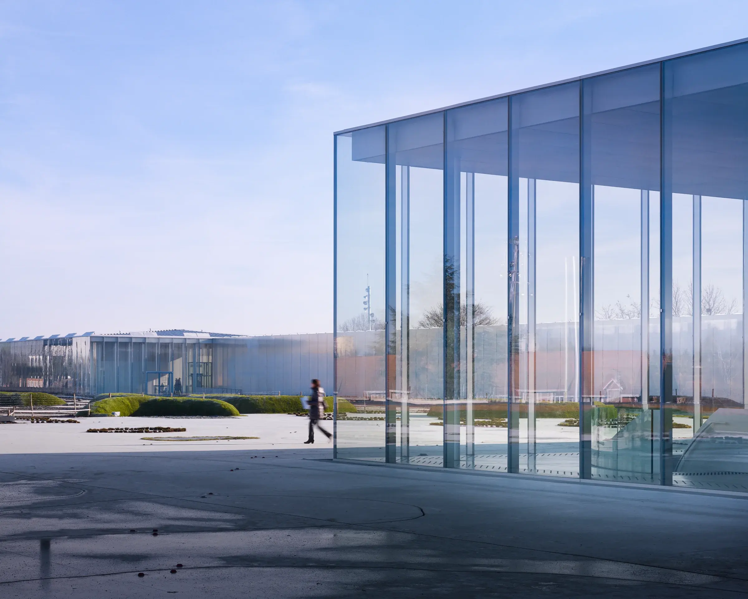 Louvre-Lens museum by SANAA in Lens, France, with low reflective volumes in a park setting, Photography Julien Lanoo