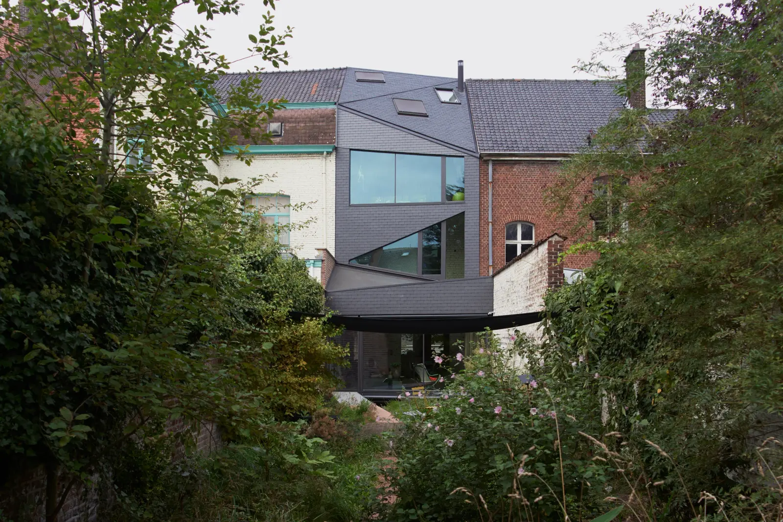 Maison à Tournai by Tank Architectes, a bright domestic interior with a strong sense of depth and enclosure, Photography Julien Lanoo