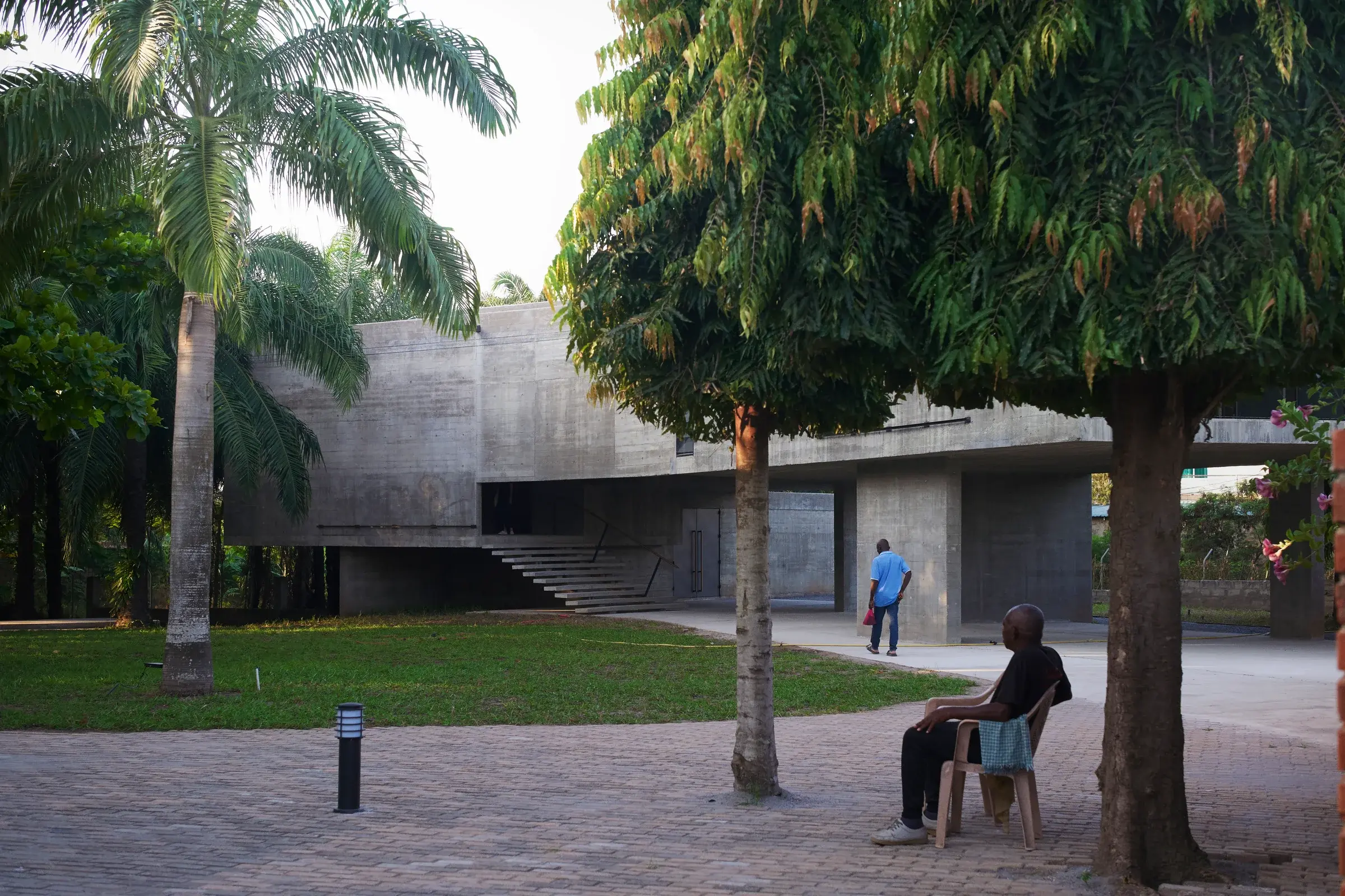 Nubuke Foundation in Accra, Ghana, by NAV_S Baerbel Mueller and TAELON7, showing the exhibition volume above the garden, Photography Julien Lanoo