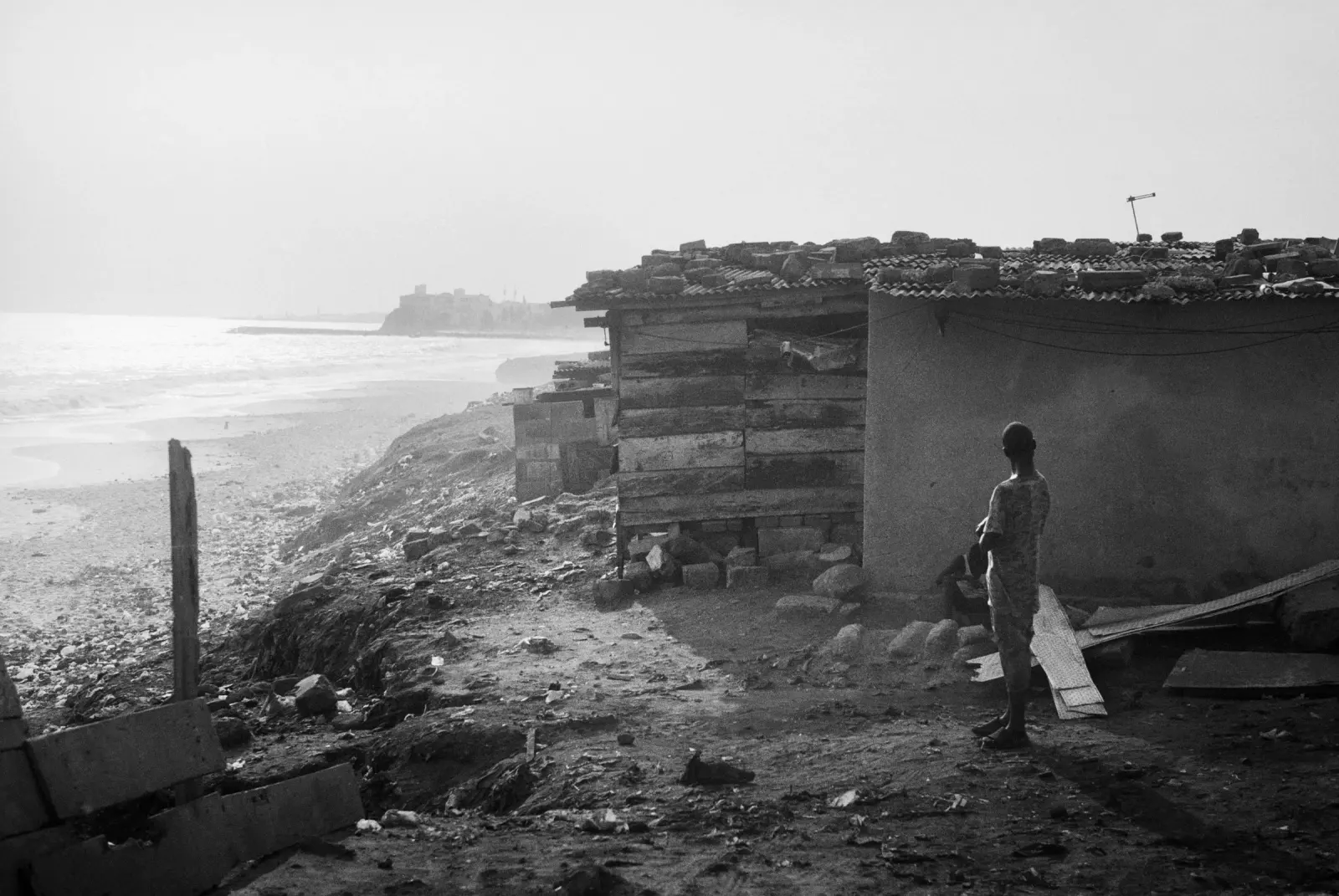 Osu Beachfront, Accra, with informal coastal settlement extending across the dunes toward the sea, Photography Julien Lanoo
