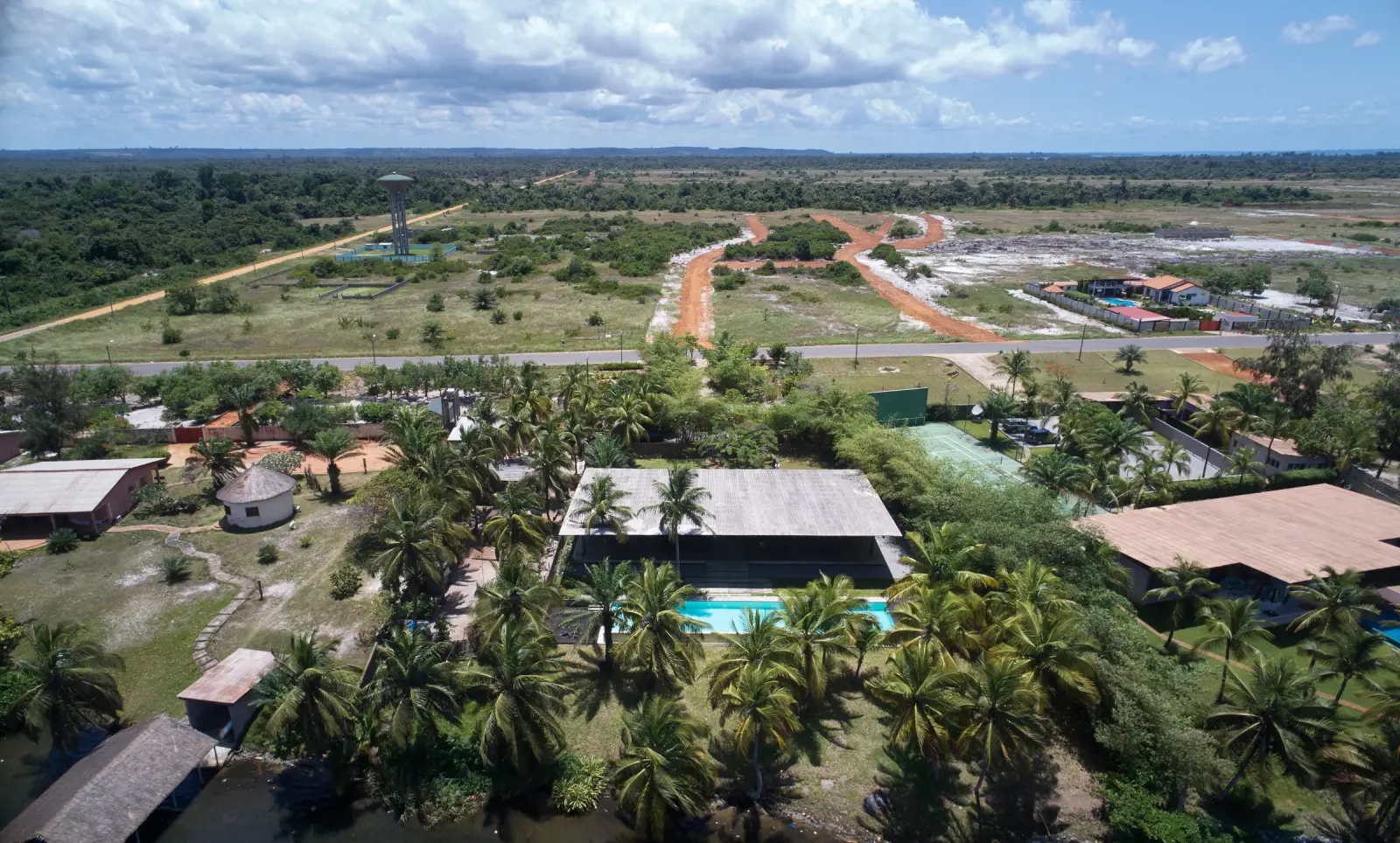 Pavillon Bambou residence by Issa Diabaté and Guillaume Koffi in Assinie-Mafia, Côte d’Ivoire, Photography Julien Lanoo