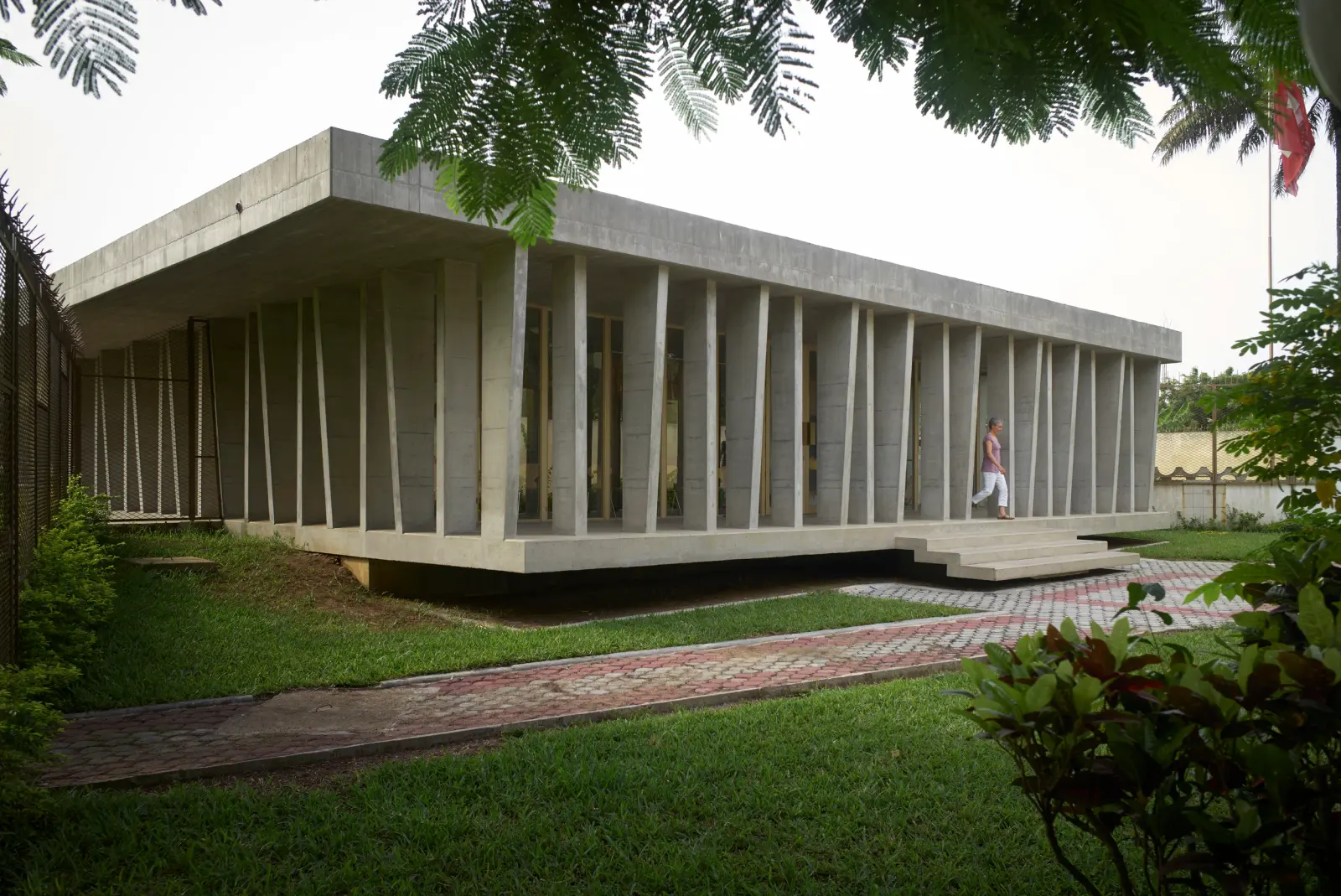Swiss Embassy in Abidjan with a calm façade and covered circulation, LOCALARCHITECTURE.