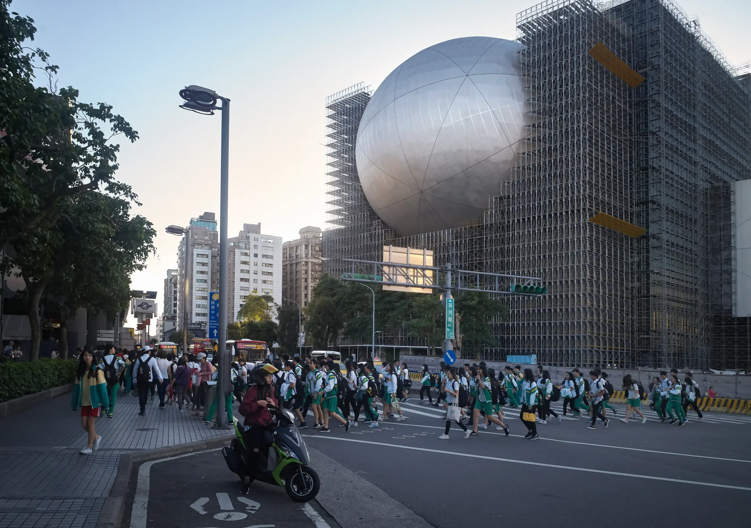 Construction view of the Taipei Performing Arts Center in Taipei, Taiwan, showing OMA’s complex volumes, Photography Julien Lanoo