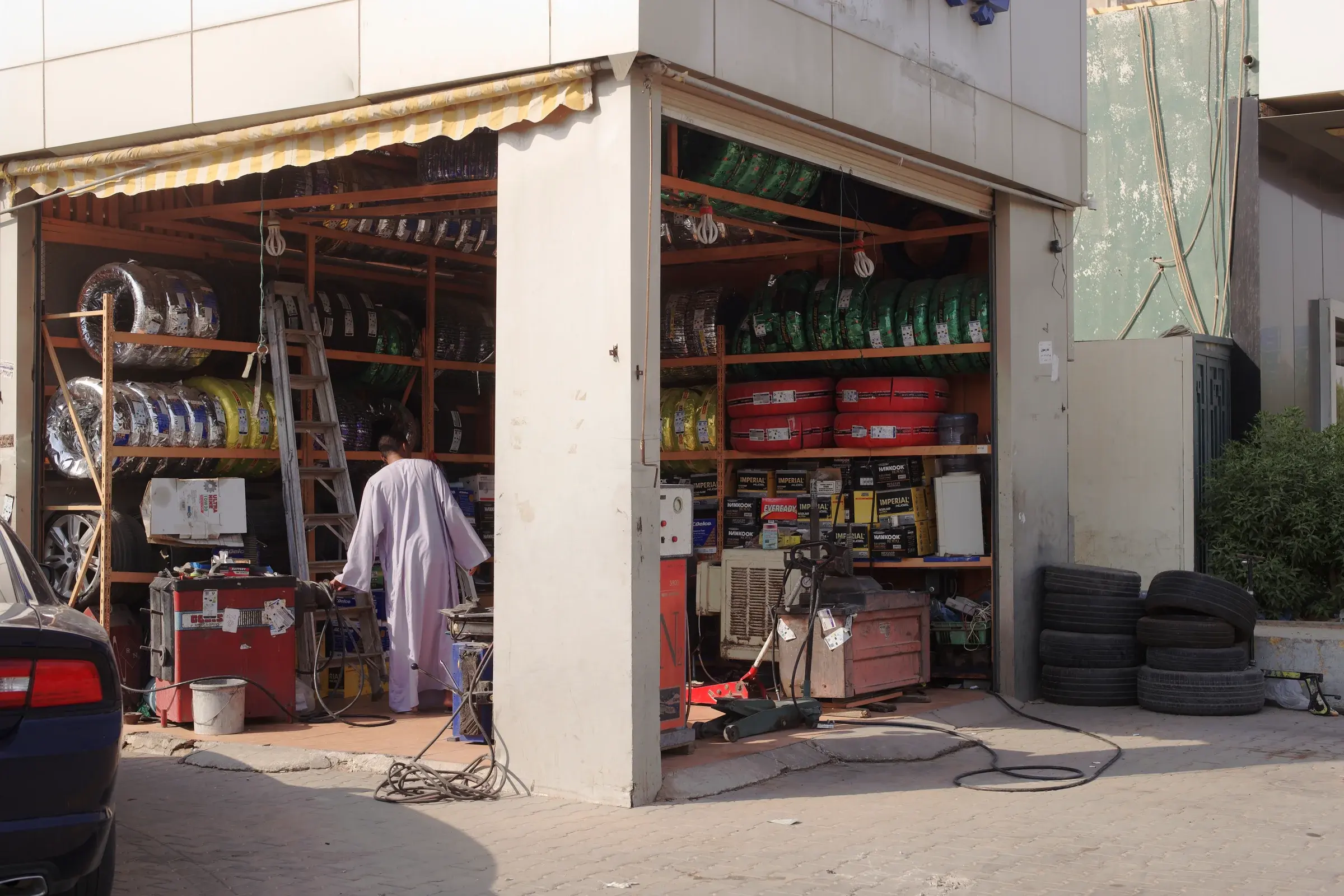 Riyadh urban scene showing layered built environment and open space, Photography Julien Lanoo