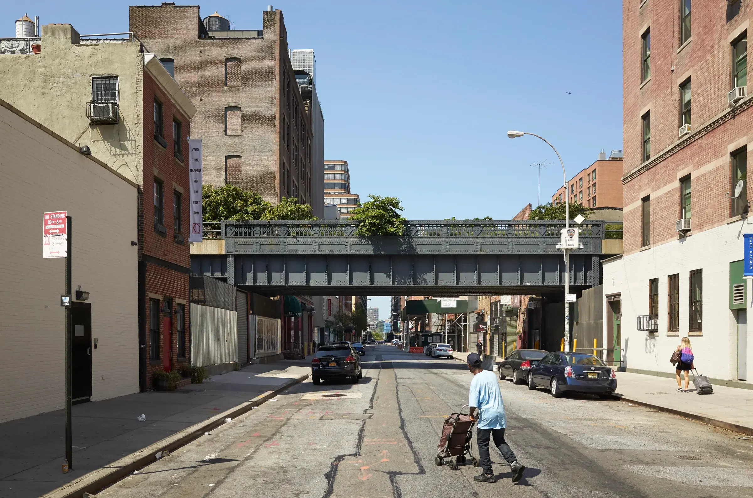The High Line in New York with planting, paths, and rail traces, Photography Julien Lanoo