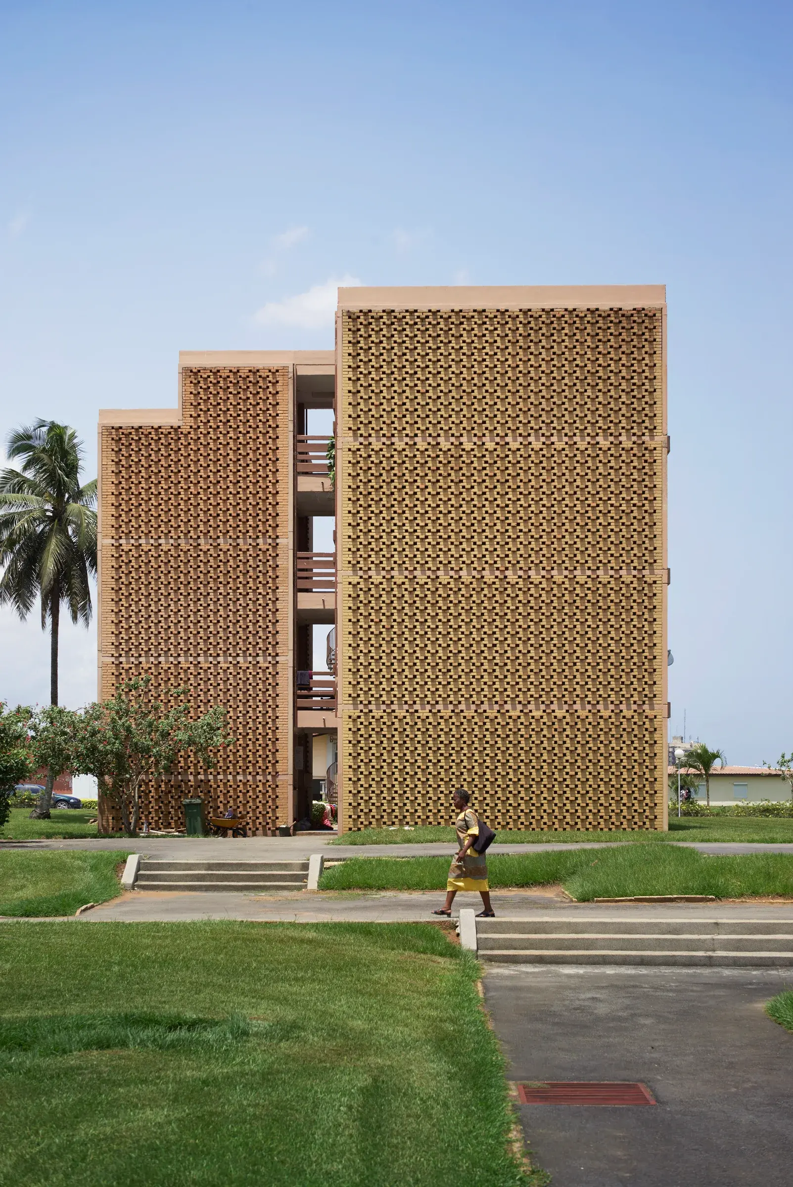 Université Félix Houphouët-Boigny campus in Abidjan, Côte d’Ivoire, with landscaped grounds and circulation spaces, Photography Julien Lanoo